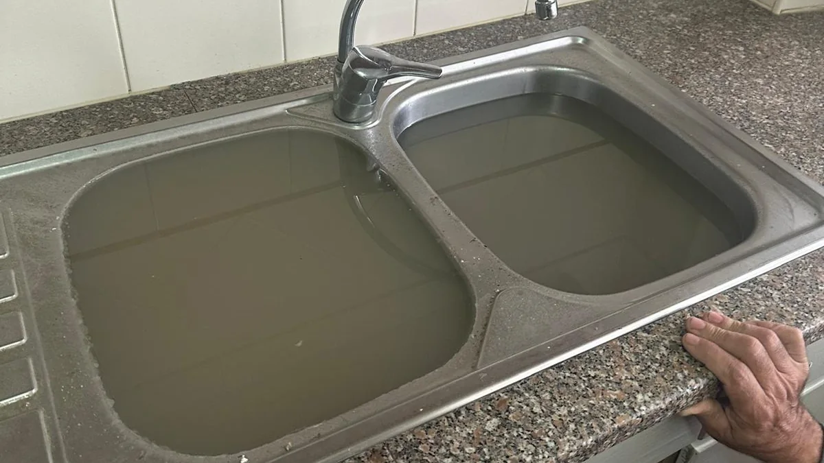 Lava-loiças entupido com água sem escoamento